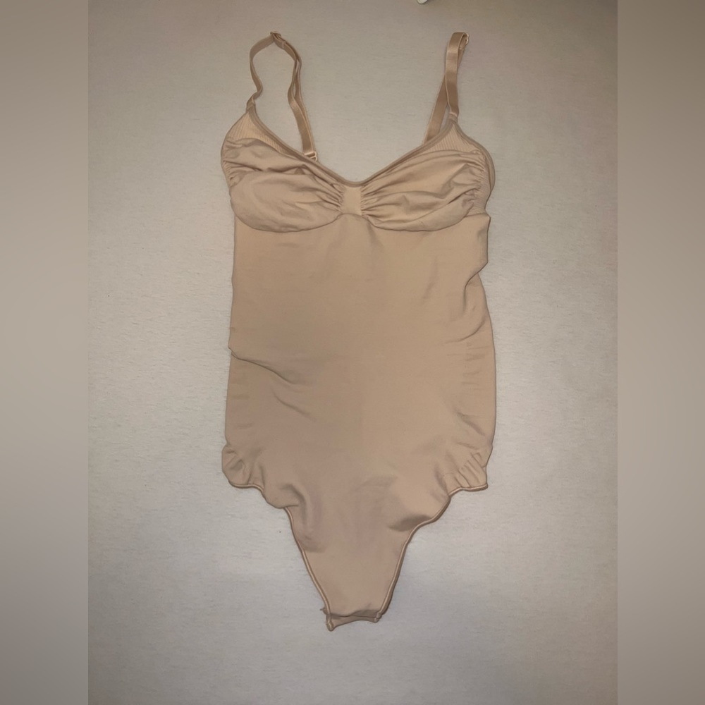 Skims BRAND NEW seamless sculpt thong bodysuit in colour SAND